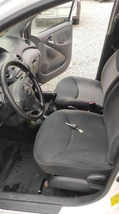Toyota Yaris cena 5700 przebieg: 410000, rok produkcji 2004 z Bartoszyce małe 56